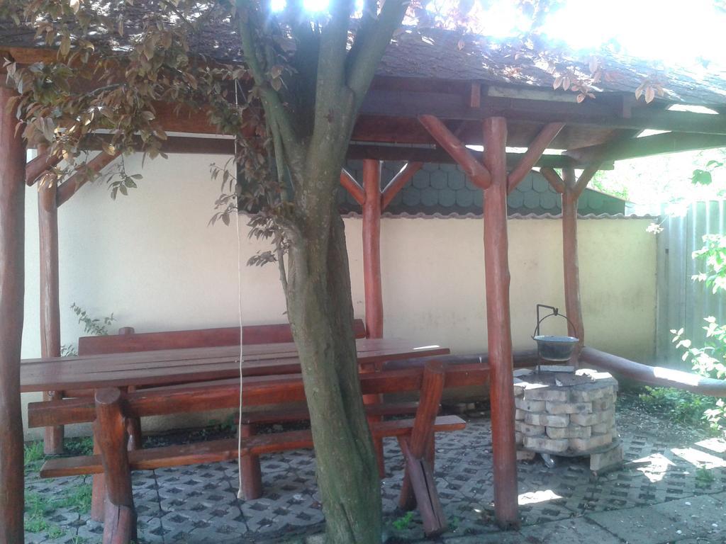 Tulipan Vendeghaz Appartement Hajdúszoboszló Buitenkant foto